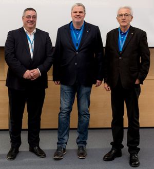 Dipl.-Ing. Olaf Seiche, Leiter Business Unit Service Sector TÜV Rheinland gemeinsam mit Dr.-Ing. Knut Marhold und Dr.-Ing. E. Rüdiger Weng, den Initiatoren des QualitätsStandards Planer am Bau (v.l.n.r.)