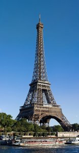 Sicht auf den Eiffelturm von der Avenue de New-York auf der gegenüberliegenden Seite der Seine (Foto: Julie Anne Workman, Quelle: Wikipedia)