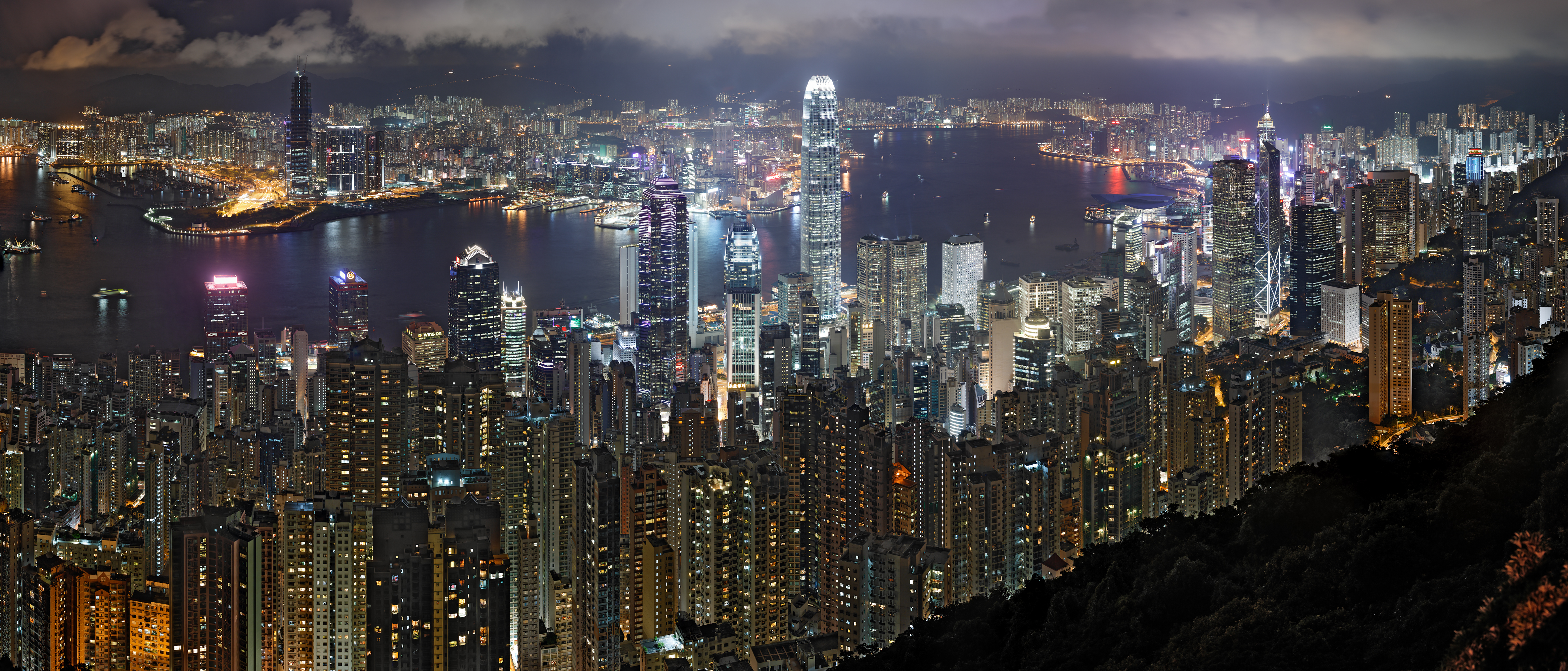 Panorama of the Hong Kong night skyline. Taken from Lugard Road at Victoria Peak. Von Base64 - Eigenes Werk, CC BY-SA 3.0, https://commons.wikimedia.org/w/index.php?curid=4235760 Panorama of the Hong Kong night skyline. Taken from Lugard Road at Victoria Peak. Von Base64 - Eigenes Werk, CC BY-SA 3.0, https://commons.wikimedia.org/w/index.php?curid=4235760